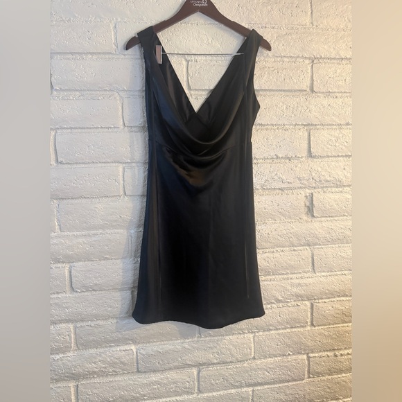 Emerald Sundae Classic Black Dress - Picture 2 of 3